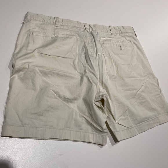 J. Crew 7" Stretch  Chino Flat Front Shorts in Cream - Picture 3 of 3